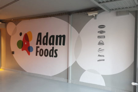Adam foods con paredes viniladas