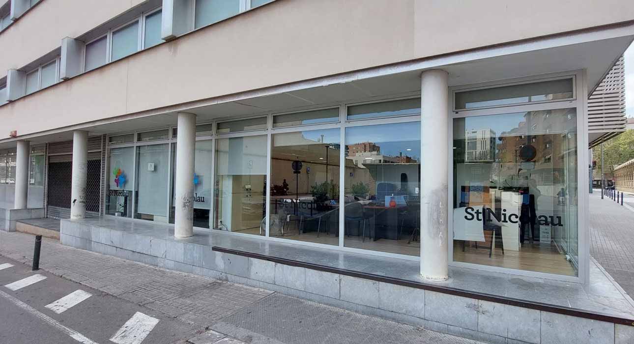 vinilos en ventanas de la fachada en Sant Nicolau